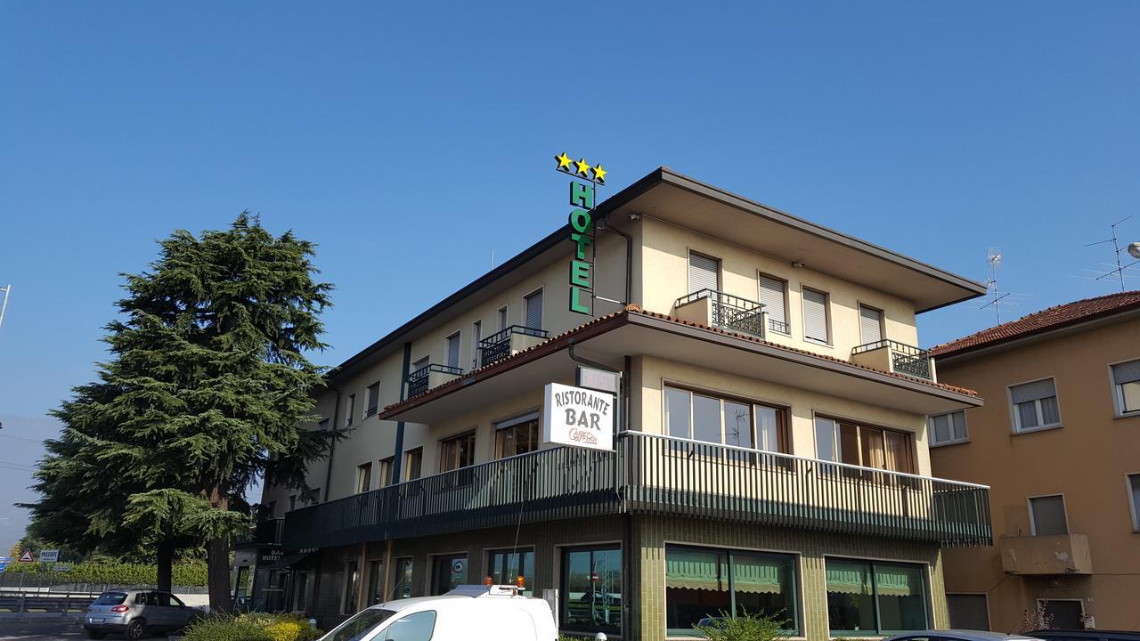 Hotel Dei Pini Medolago Exteriör bild